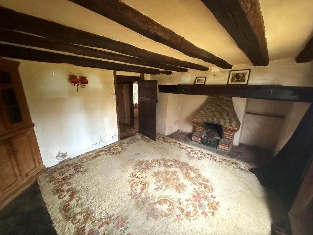 Lot: 131 - SEMI-DETACHED HOUSE FOR REFURBISHMENT - Living room